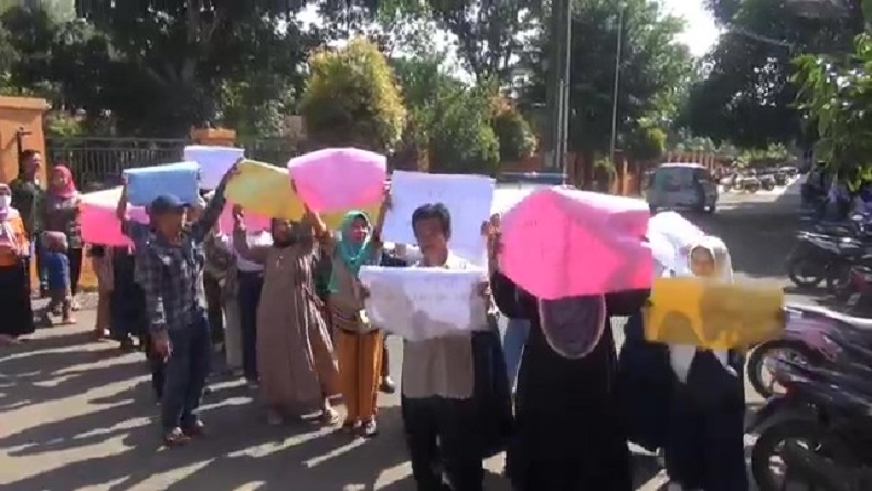 Anak Tak Lolos PPDB, Puluhan Warga Protes Geruduk SMAN 1 Kalijati Subang