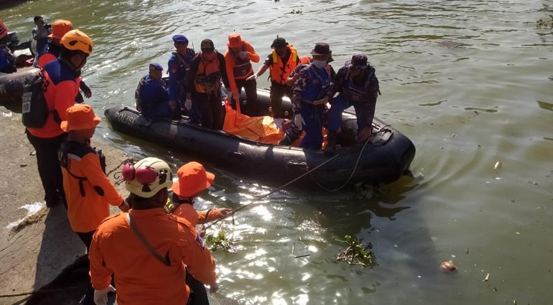 Diduga Terjatuh, Nelayan Asal Batang Ditemukan Tewas Hanyut di Sungai Silugonggo Pati