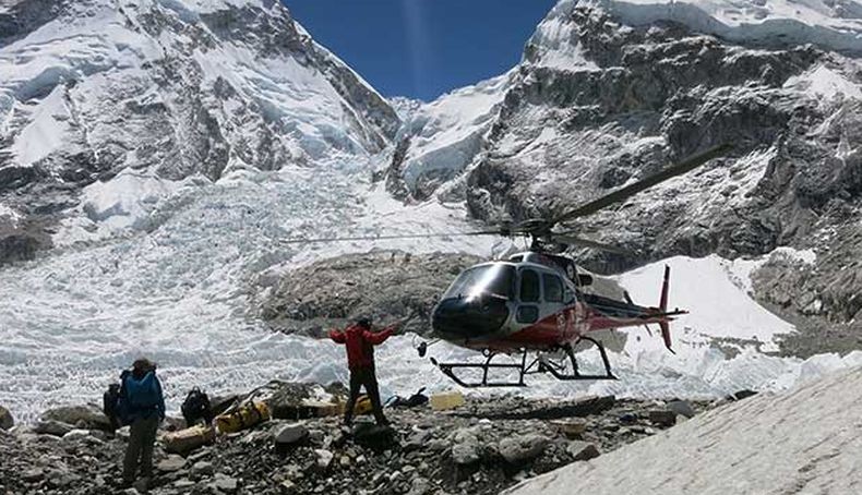 Helikopter Bawa 5 Turis Jatuh di Kawasan Gunung Everest Nepal