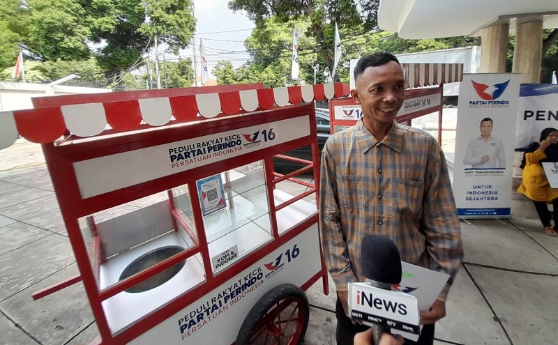 Terima Gerobak Gratis, Pedagang Ini Bisa Kembali Berjualan Berkat Partai Perindo