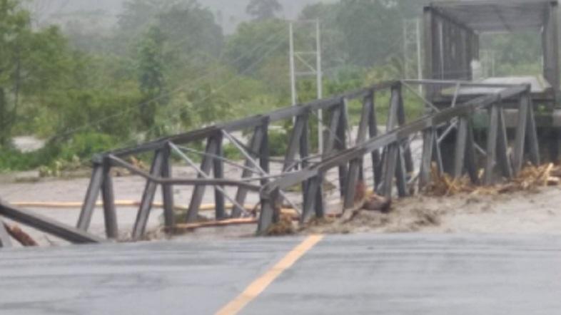 Jembatan Penghubung Malteng-SBT Putus Diterjang Banjir, Mobilitas Warga Lumpuh