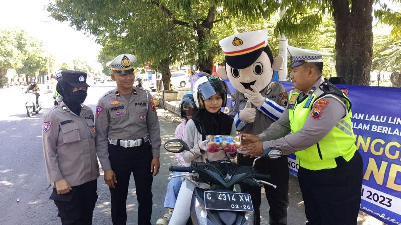  Polres Pemalang Beri Edukasi Pengendara Motor, yang Tertib Dapat Hadiah Paket Telur Ayam