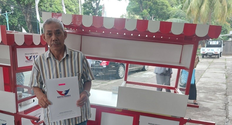 Pedagang Gorengan Asal Jakarta Utara Ini Bersyukur Terima Gerobak dari Partai Perindo