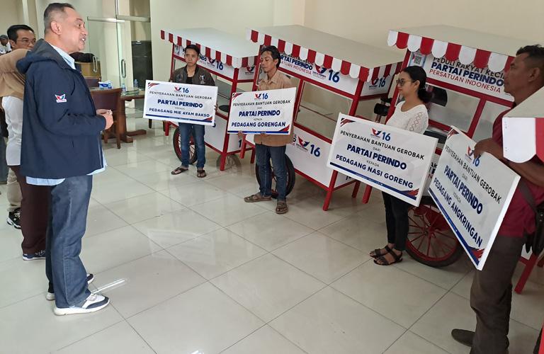 Bacaleg DPR Partai Perindo Syafril Nasution Serahkan Bantuan Gerobak Gratis PKL di Semarang