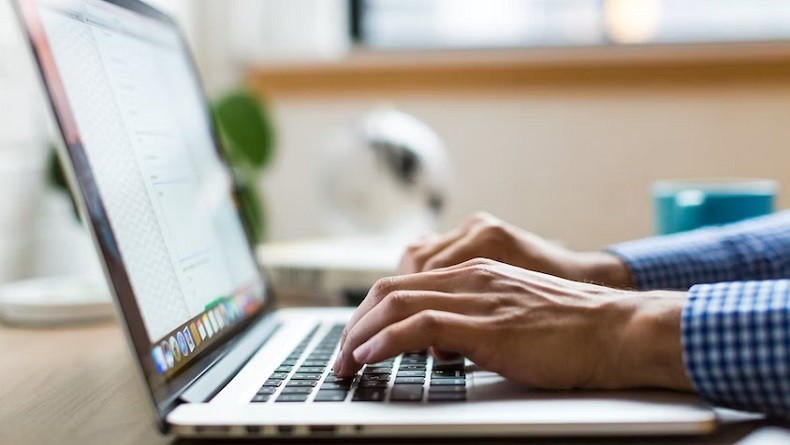 Cara Menyalakan Laptop Tanpa Tombol Power, Coba Teknik Ini!