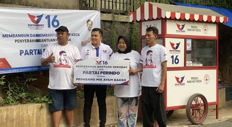 Bacaleg Partai Perindo Diska Resha Putra Berikan Gerobak Gratis ke Pedagang di Cilandak Timur