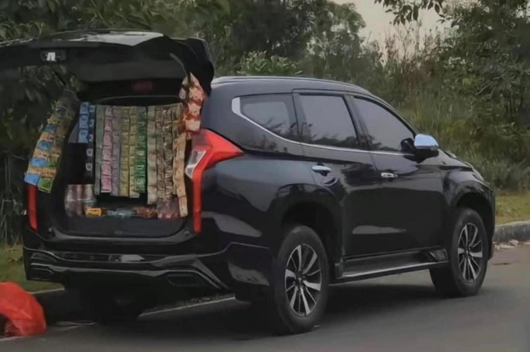 Viral Pajero Sport Nongkrong di Pinggir Jalan, SUV Rp700 Juta Dipakai Usaha Angkringan