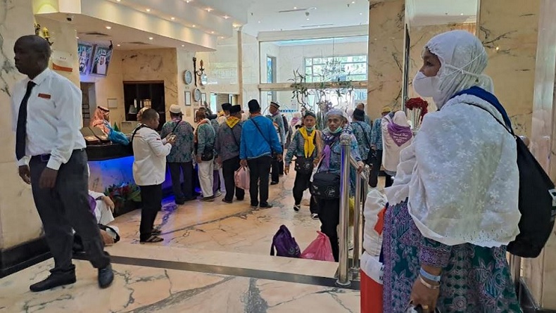 Penerbangan Delay, Kepulangan Jemaah Haji asal Balikpapan Tertunda 15 Jam