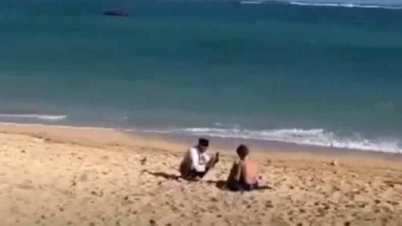 Duh Bikin Malu, Kakek-Kakek Rekam Payudara Turis di Pantai Mandalika