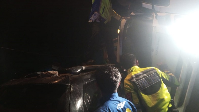 Kecelakaan Truk Terguling Timpa Minibus di Puncak Bogor, 3 Luka-luka