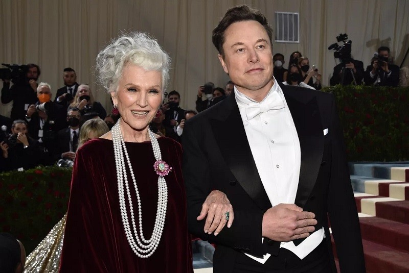 Ibu Elon Musk Mengaku Tidur di Lantai Atau Garasi Saat Mengunjungi Putranya