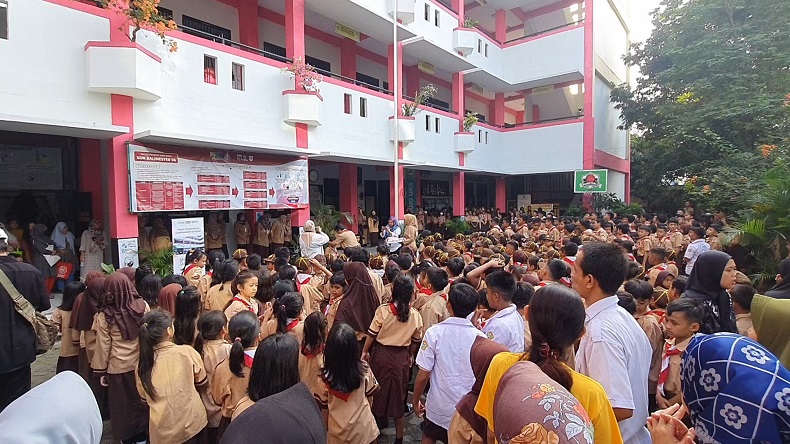 Sukacita Hari Pertama Masuk Sekolah, SDN Bali Mester 06 di Jatinegara Berselawat Bersama