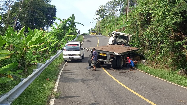 Kecelakaan di Puncak Habibi Sukabumi, Truk Mundur Nyaris Tabrak Pengendara Lain