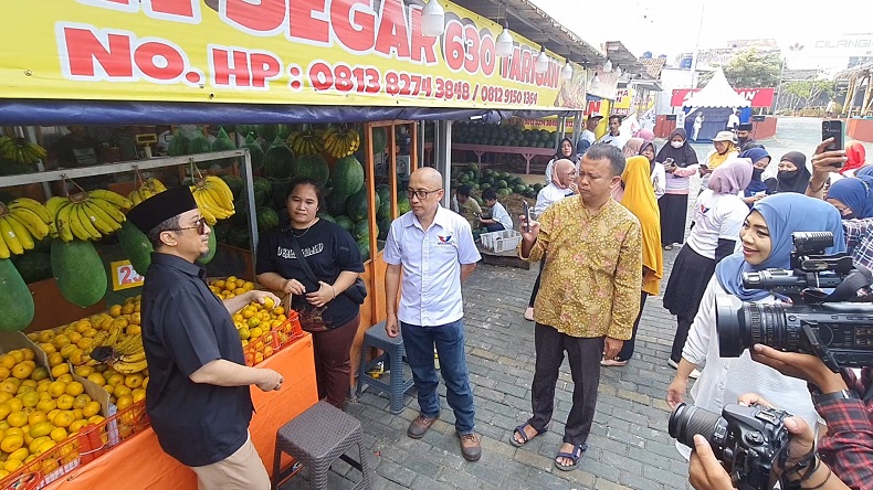 Bacaleg Partai Perindo Ustaz Yusuf Mansur Kunjungi Kios Pedagang Buah di Cilangkap Jaktim