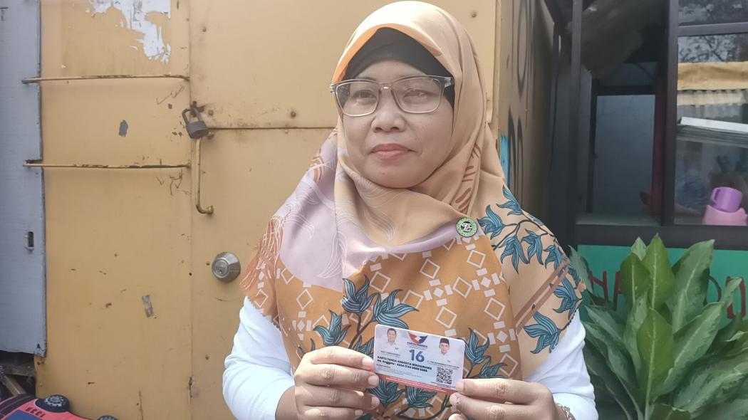 Terima KTA Berasuransi dari Partai Perindo, Warga Pancoran Mas: Bisa Digunakan Bila Terkena Kecelakaan