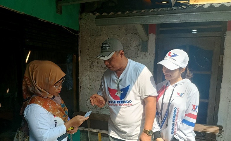 Bacaleg Kota Depok Tati Sri Hardina Door to Door Sosialisasikan KTA Berasuransi