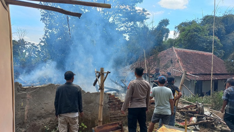 12 Ekor Domba Mati dan Rumah-2 Motor Ludes Terbakar di Sukawening Garut