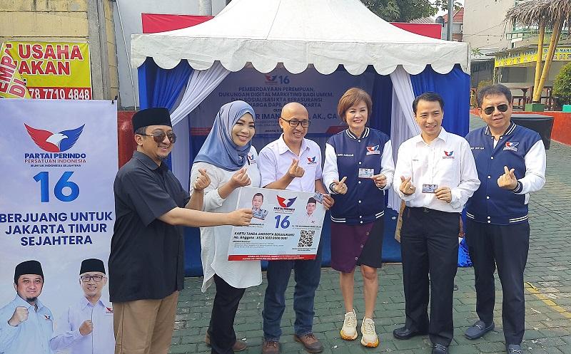 Terima KTA Berasuransi dari Perindo, Warga Jaktim: Alhamdulillah Tidak Khawatir Lagi