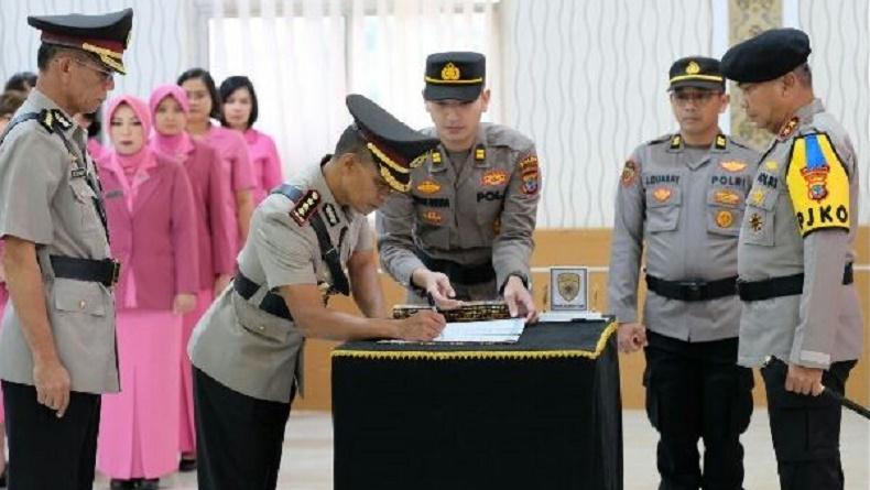 Pimpin Sertijab 2 Pejabat Utama Polda Sulut dan 4 Kapolres, Ini Pesan Kapolda