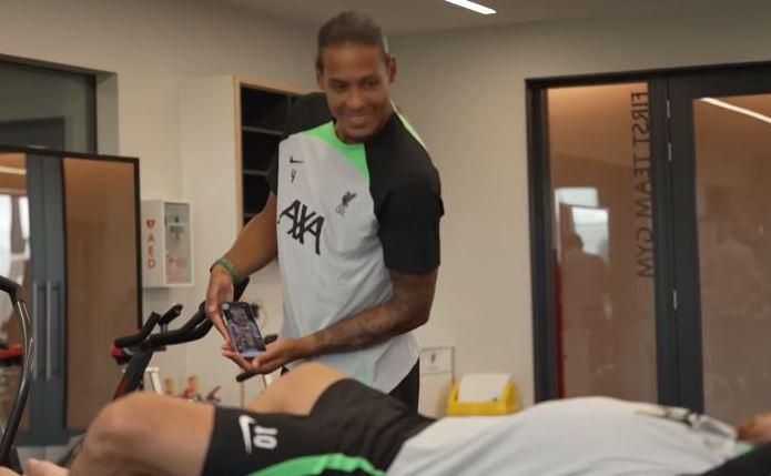 Virgil van Dijk Mesem Lihat Ponsel Alexis Mac Allister, Ternyata Ini Penyebabnya