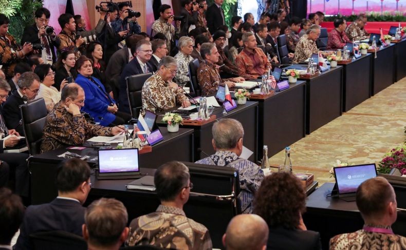 Berbaju Batik, Menlu Rusia dan AS Ikuti Pertemuan EAS di Jakarta