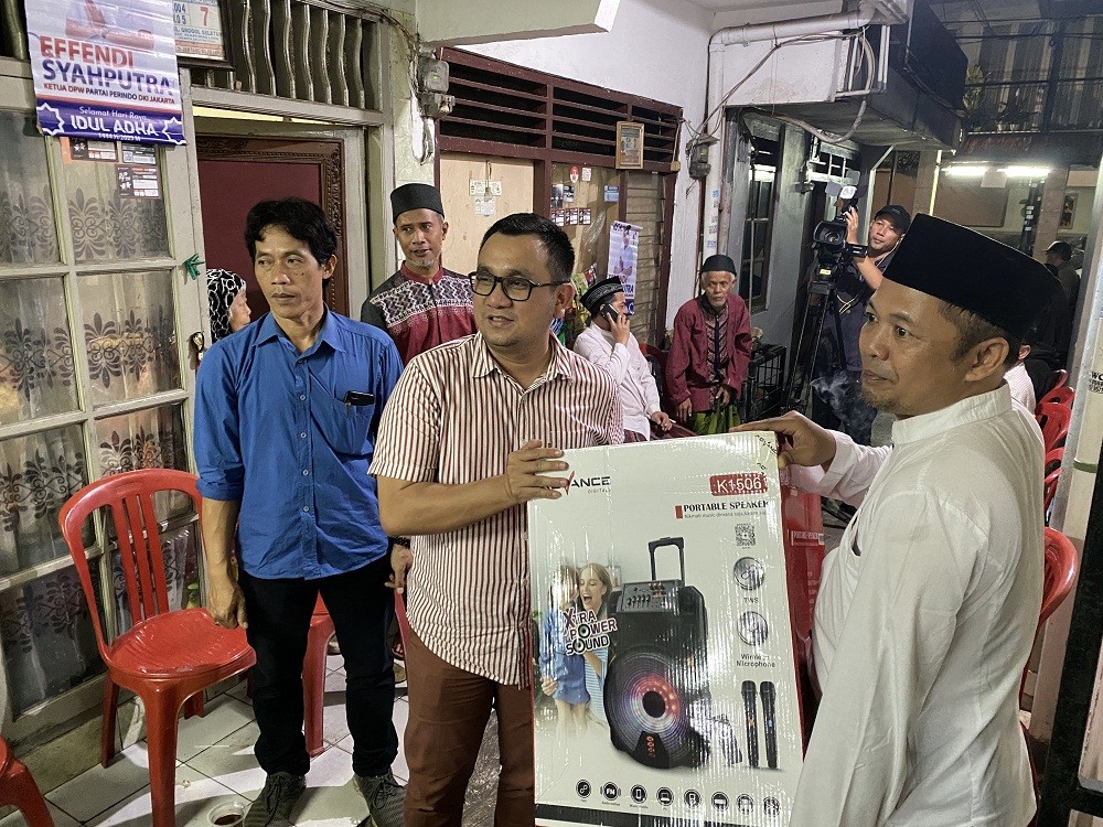 Bacaleg Partai Perindo Effendi Syahputra Serahkan Bantuan Wireless Speaker kepada Warga Grogol Selatan