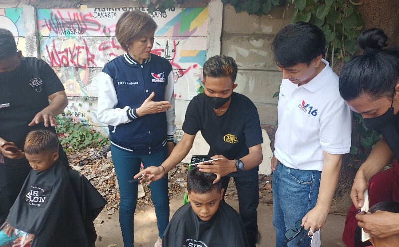 Perindo Gelar Potong Rambut Massal di Bawah Jembatan Kalijodo, Ci Mehong: Aksi Nyata Bukan Ngomong Doang