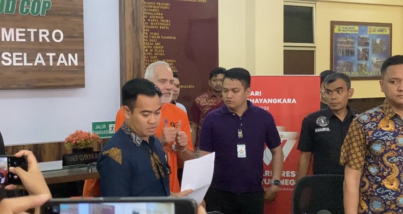 Penampakan Pierre Gruno Berbaju Tahanan sambil Acungkan Jempol di Polres Jaksel