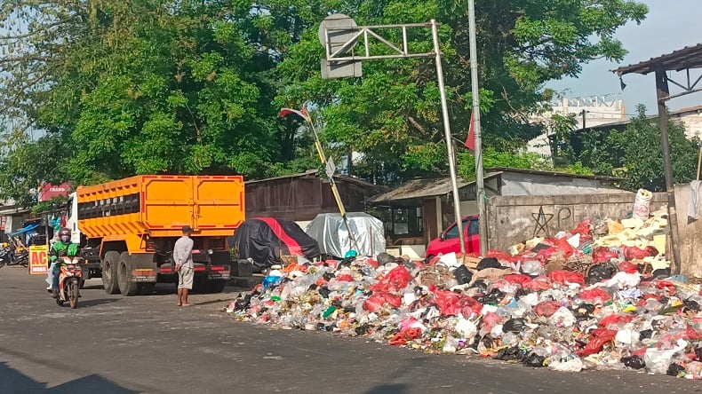 Memprihatinkan, Tumpukan Sampah Meluber ke Jalan Dekat Balai Kota Depok