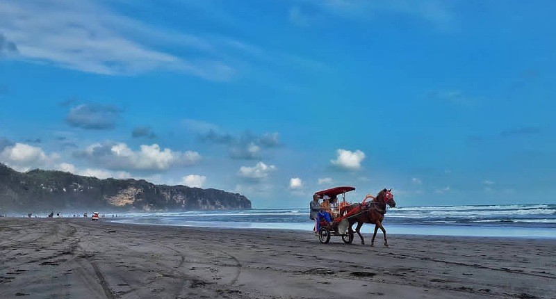 5 Destinasi Wisata Ini Rutin Dijadikan Tempat Ritual saat Malam 1 Suro