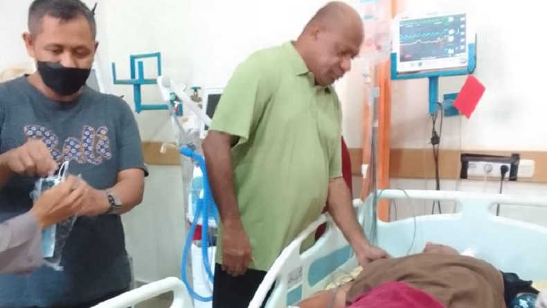Kapolda Papua Cek Kondisi Bripka Laode, Korban Tertusuk Panah saat Kerusuhan di Dogiyai