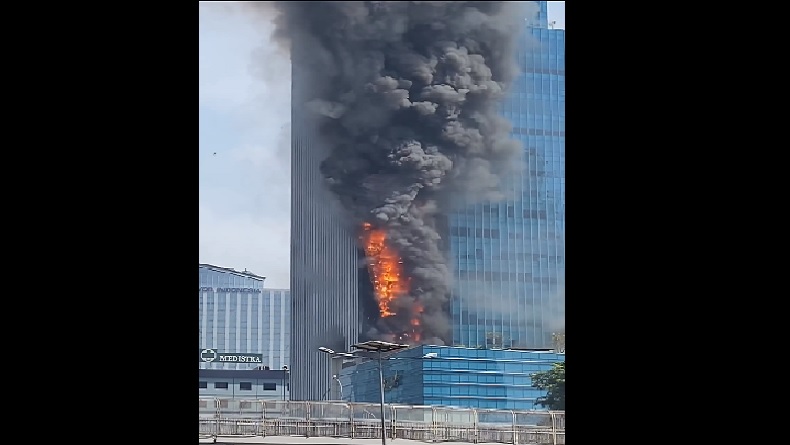 Kebakaran Hebat Landa Gedung di Setiabudi Jaksel, Asap Hitam dan Api Mengganas