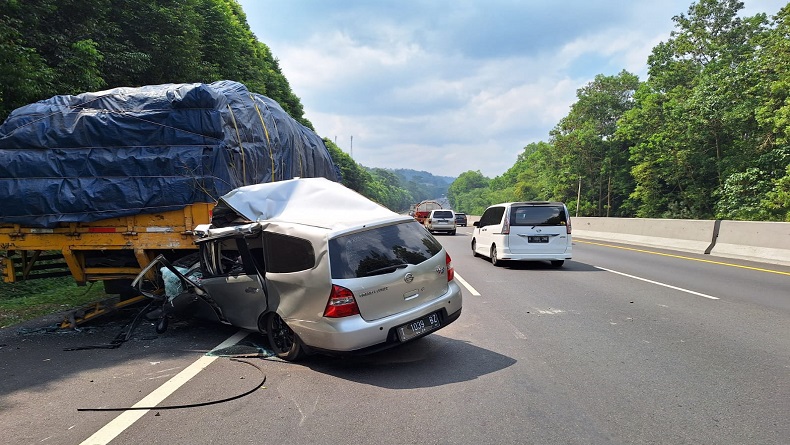Kecelakaan Maut di Tol Cipularang, Grand Livina Tabrak Truk, Sekeluarga Tewas