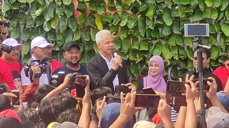 Sapa Warga Gresik, Ganjar Pranowo Bagikan 2024 Bungkus Nasi Krawu
