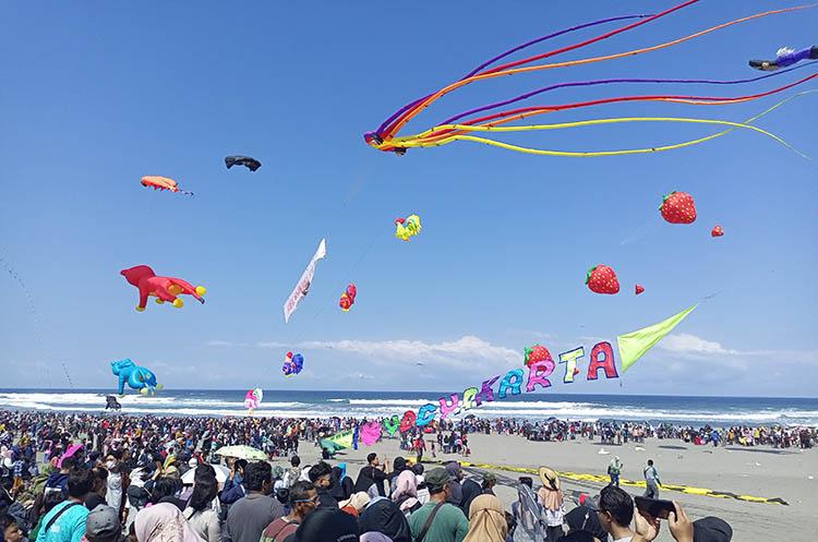 Jogja International Kite Festival, Ratusan Layang-Layang Hiasi Pantai Parangkusumo Bantul