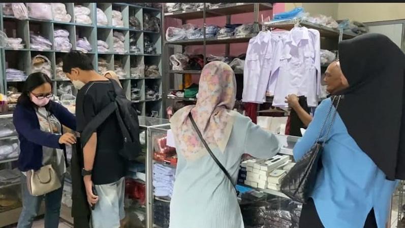 Jelang Masuk Sekolah, Toko Seragam di Banjarnegara Diserbu Warga