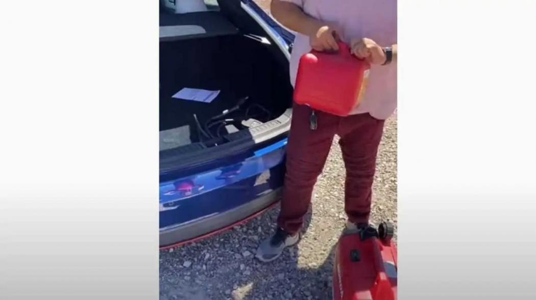 Viral Mobil Listrik Tesla Mogok Tetap Isi Bensin, Ternyata Pakai Genset