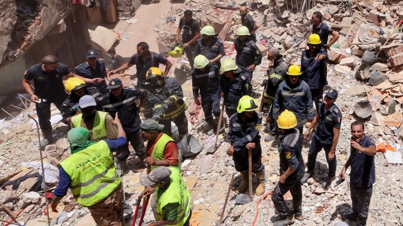 Bangunan Tempat Tinggal 5 Lantai Ambruk, 9 Orang Tewas