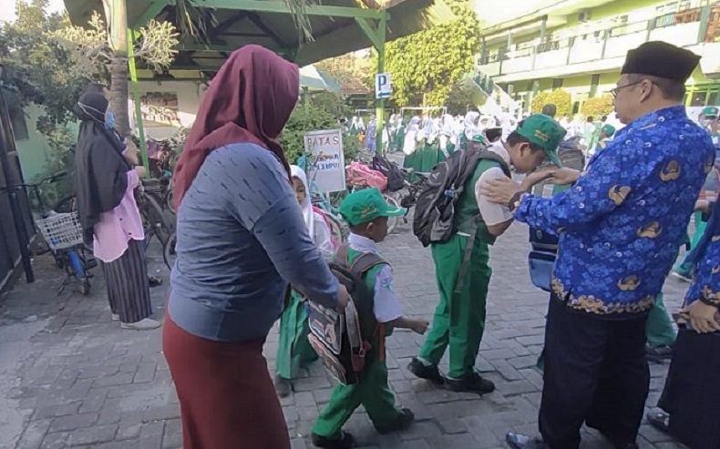 Berebut Bangku Paling Depan, Orang Tua di Sidoarjo Antar Anak ke Sekolah Usai Subuh 