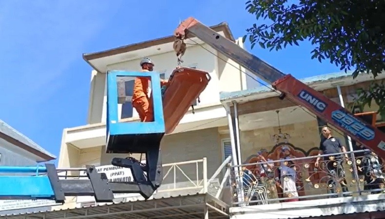Evakuasi Dramatis Pria Berbobot 200 Kg di Bali Diangkut Pakai Crane dari Lantai 2