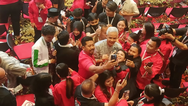 Ganjar Pranowo Jadi Target Selfie Para Peserta Pelatihan Jurkam Tim Pemenangan