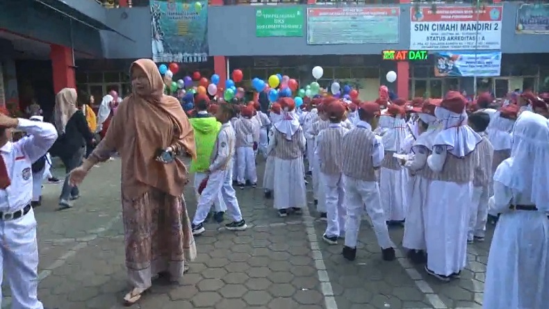 Soal Jam Masuk Sekolah 06.00 WIB, Bupati Bandung Sebut Bisa Bentuk Disiplin Anak