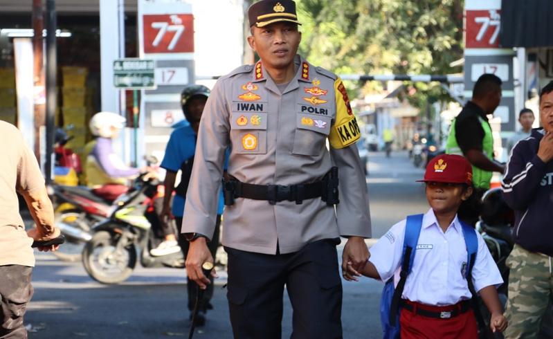 Kapolresta Solo Antar Anak Ojol di Hari Pertama Masuk Sekolah, Disambut Haru Siswa dan Guru
