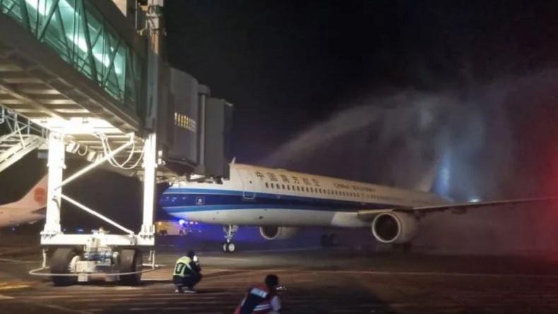 Maskapai China Southern Mendarat Perdana di Bandara Samrat Manado, Bawa 189 Wisatawan
