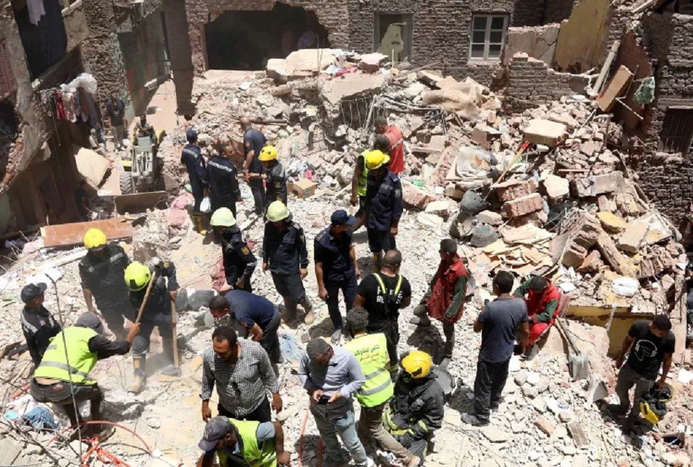 Apartemen 5 Lantai Runtuh, Belasan Orang Tewas