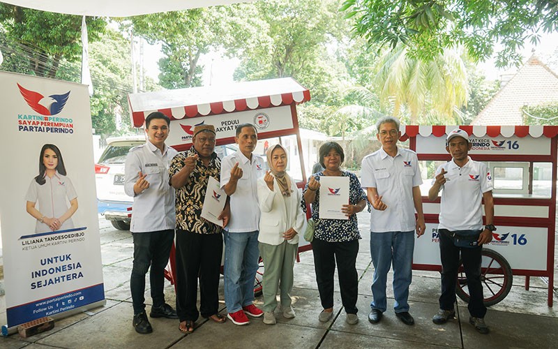 Bagikan Gerobak, Bacaleg Partai Perindo Berharap Bisa Naikkan Omzet Pedagang