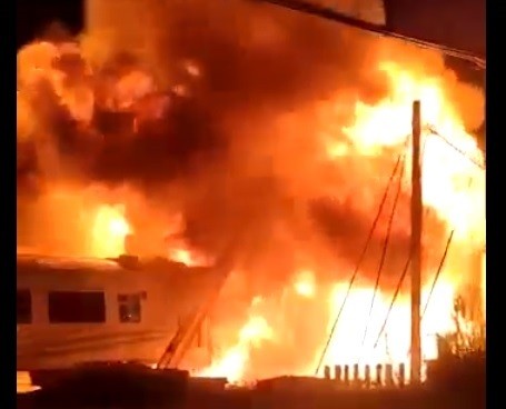 KA Brantas Tabrak Truk di Semarang hingga Terbakar, Sejumlah Korban Diangkut Ambulans