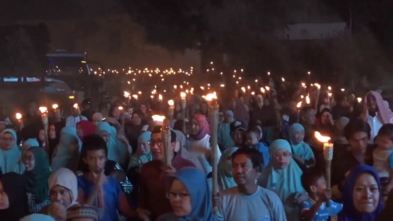 Pawai Obor Meriahkan Malam 1 Muharram 1445 Hijriah di Kota Bandung