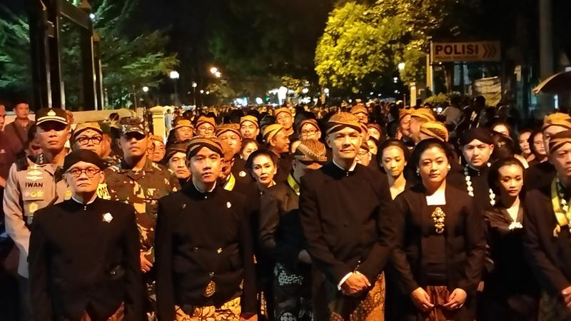 Ganjar dan Gibran Ikuti Laku Topo Bisu Kirab Pusaka Malam 1 Suro di Pura Mangkunegaran
