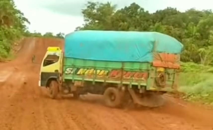 Viral Truk Drifting di Jalanan Berlumpur, Aksi Nekat dengan Penuh Muatan